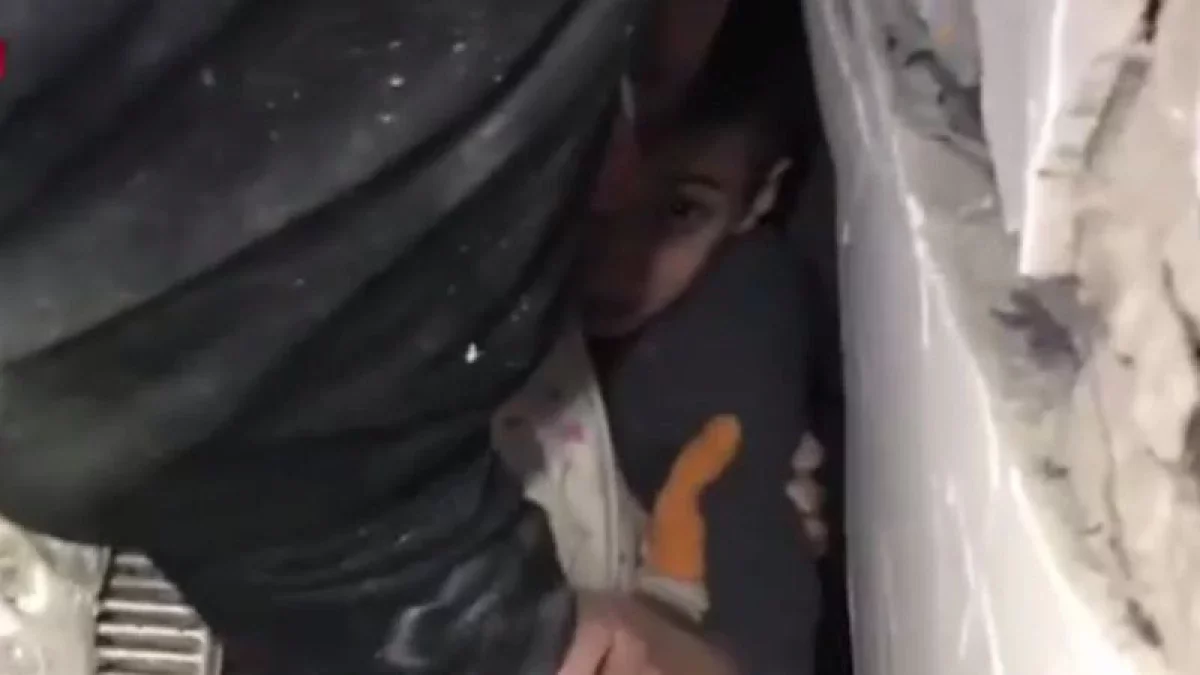 Құтқарушылар 114 сағат үйінді астында жатқан 10 жасар баланы аман алып шықты