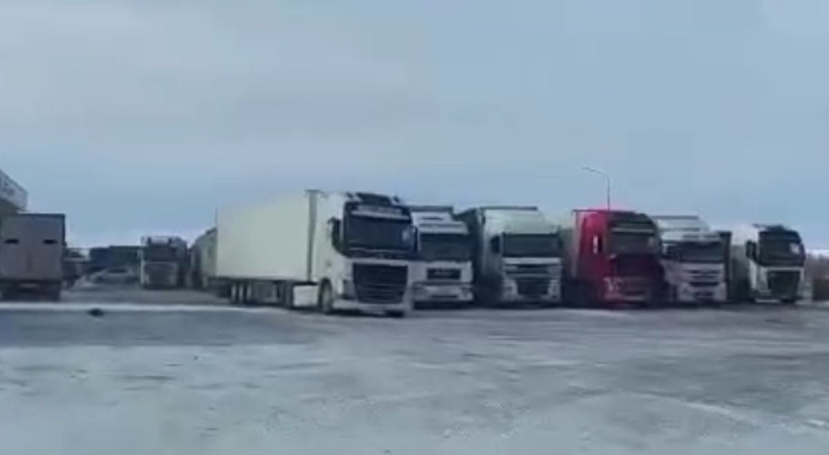 Белый ужас: более 600 автобусов, грузовиков и легковушек скопилось на юге Казахстана из-за метели
