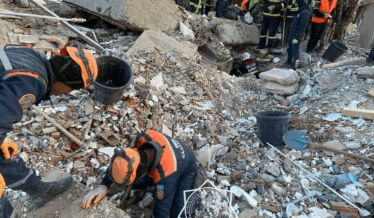 Қазақстандық құтқарушылар 7 адамды үйінді астынан аман алып шықты