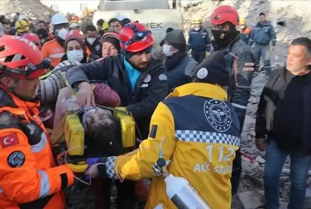 Түркиядағы зілзала: 205 сағаттан соң үйінді астынан әйел құтқарылды