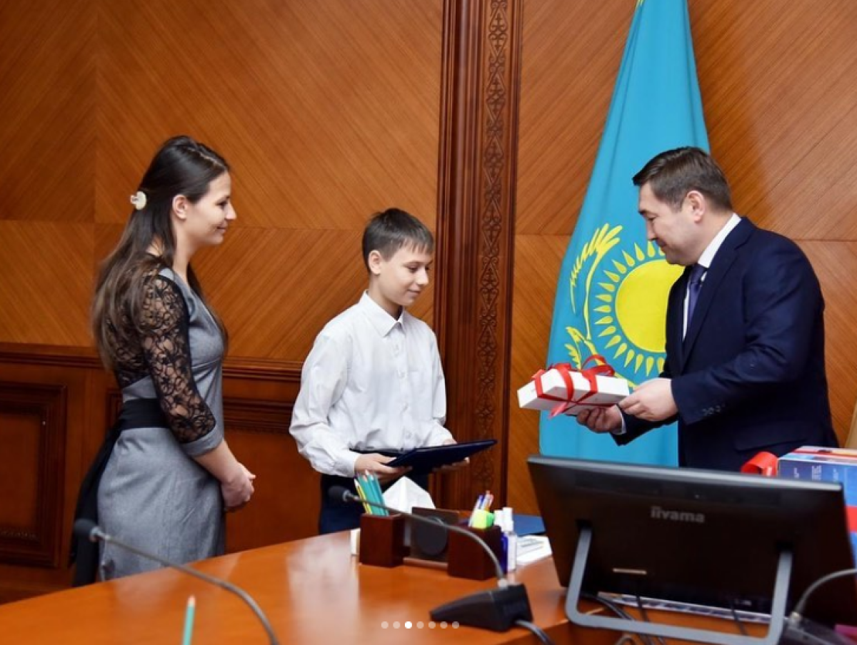 Пятиклассника, который помог пострадавшим в Турции, наградили в Шымкенте