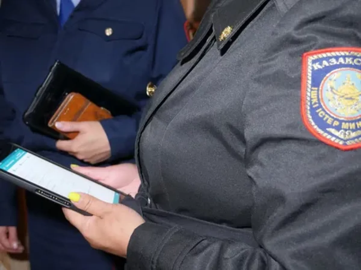 Алматылық бойжеткен жас жігітті тепкілеп, ақша талап еткен