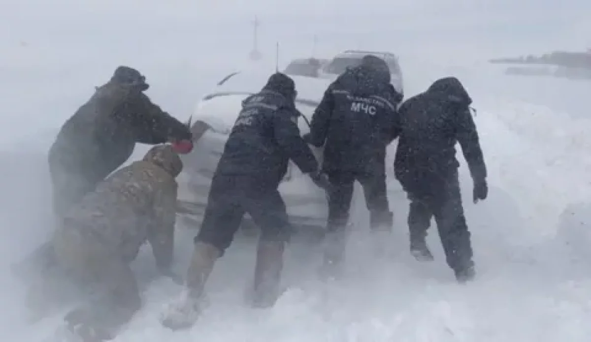Атырауда қар құрсауында қалған көліктегі ана мен бала құтқарылды