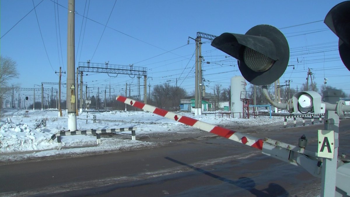 Отрезаны от мира: жители одного из районов Астаны не могут проехать в город из-за поездов