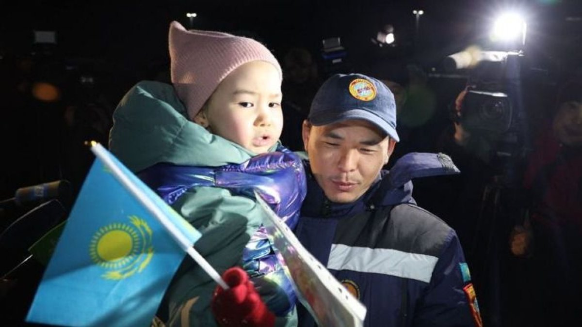 Алматы жұрты Түркиядан келген құтқарушыларды әуежайдан күтіп алды