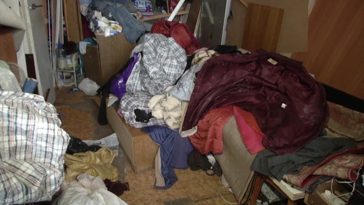 Вонь и тараканы: женщина с синдромом Плюшкина досаждает жителям дома в Павлодаре