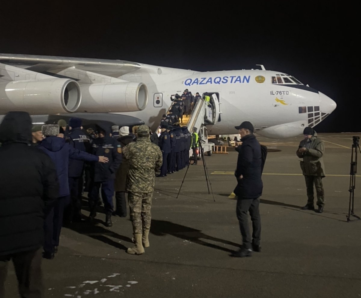 Второй эшелон казахстанских спасателей приземлился в столице