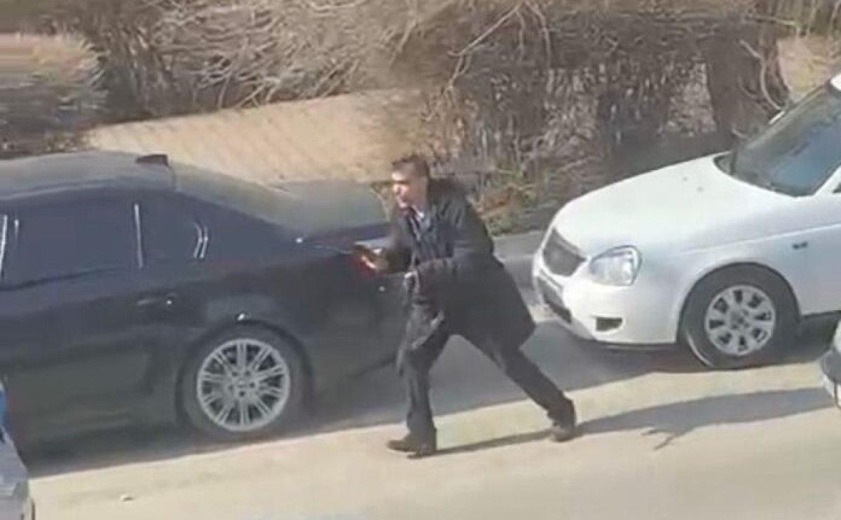 Иностранец открыл стрельбу в центре Шымкента, есть раненые