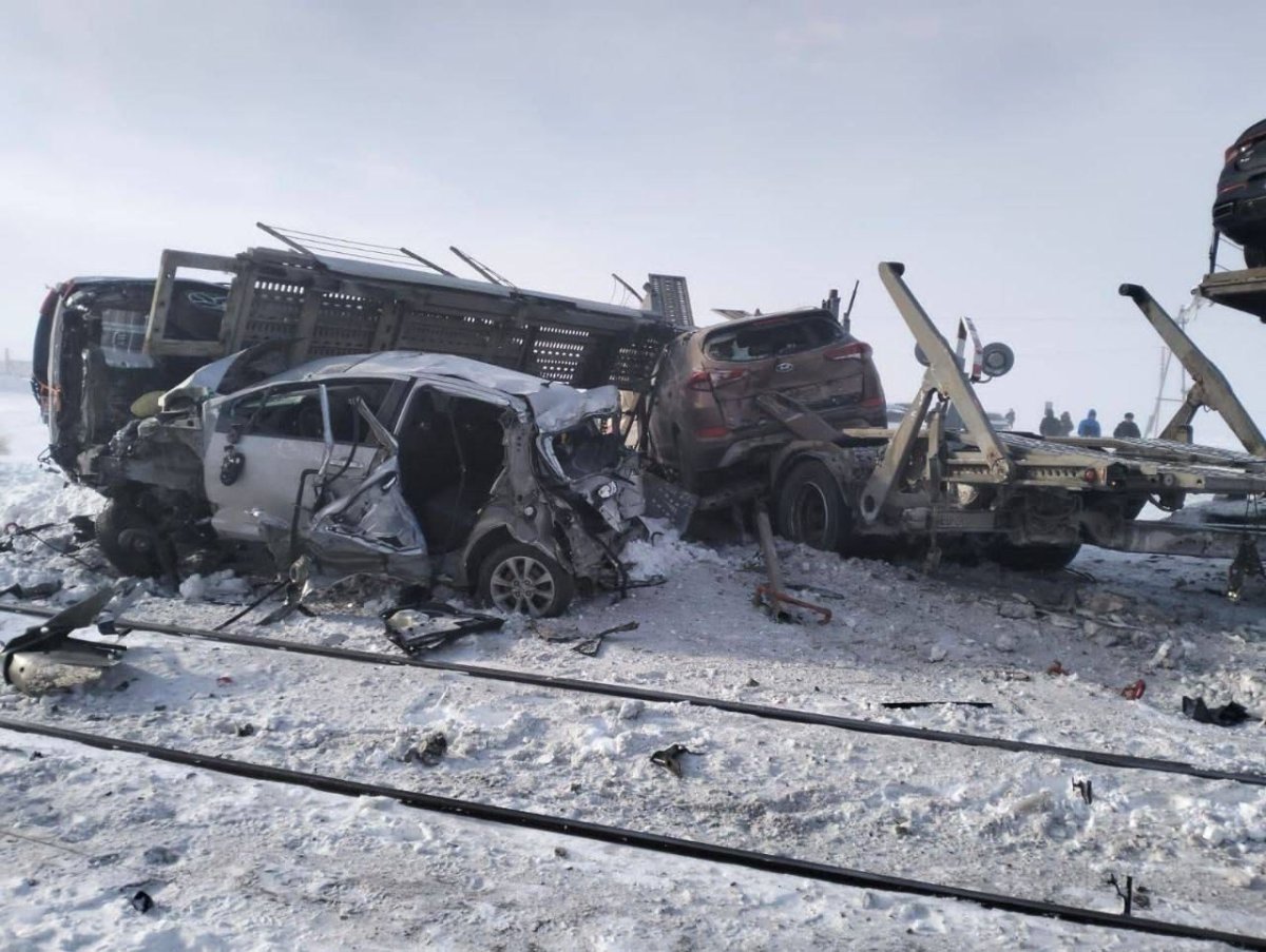 Автовоз и поезд столкнулись в Актюбинской области