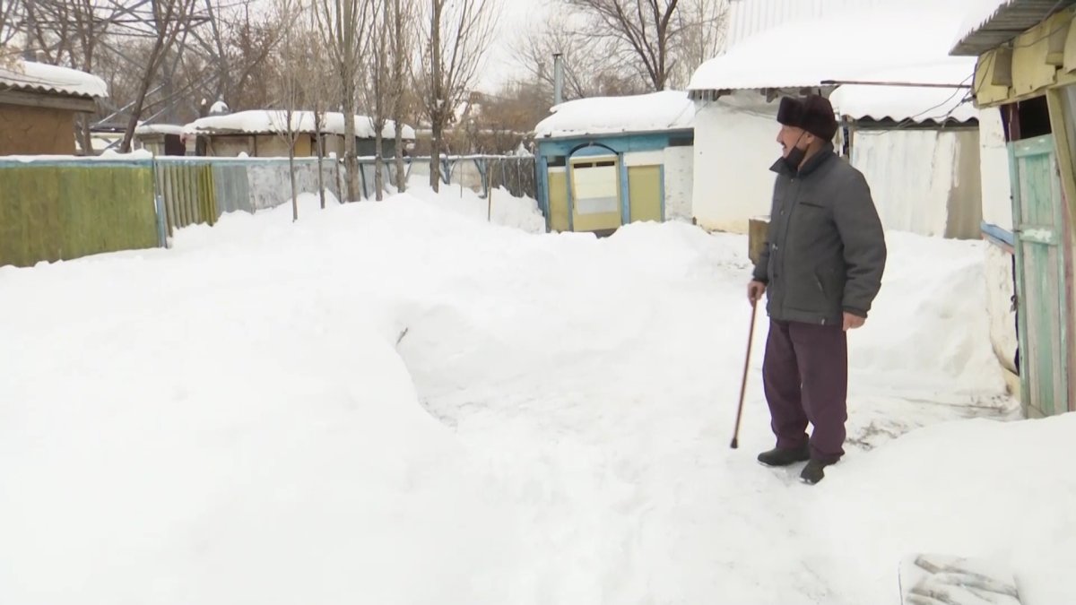 Шестой год житель Актобе просит власти переселить его из разрушенного паводками дома