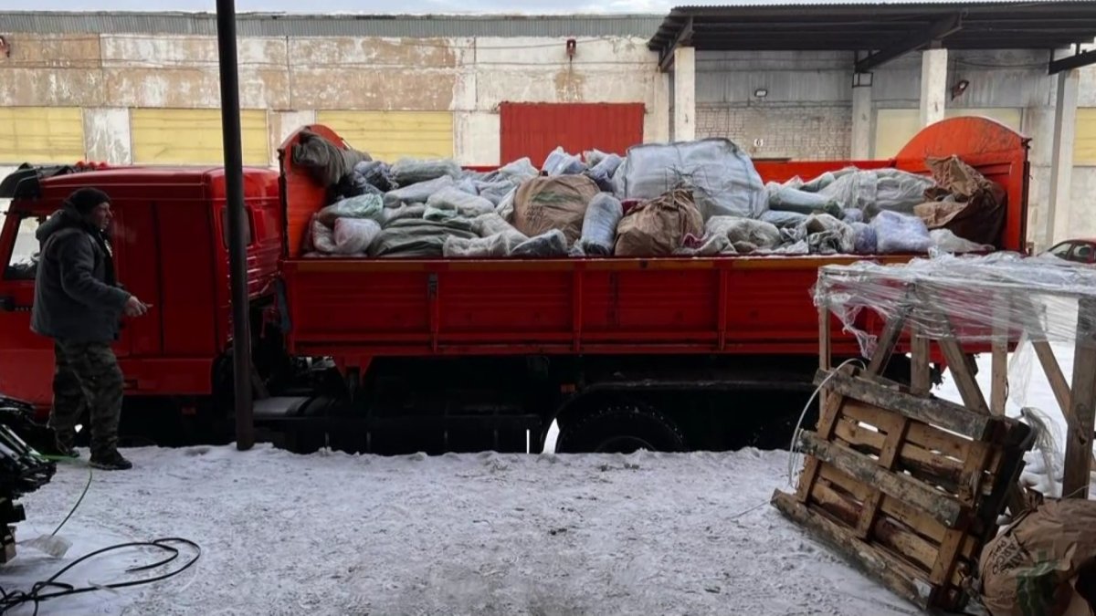 Қызылжарда контрабандалық жолмен тасымалданған 50 мың дана киім тәркіленіп, әлеуметтің осал тобына таратылмақ