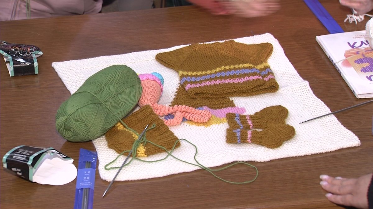 Пациенты с болезнью Паркинсона связали одежду для недоношенных младенцев