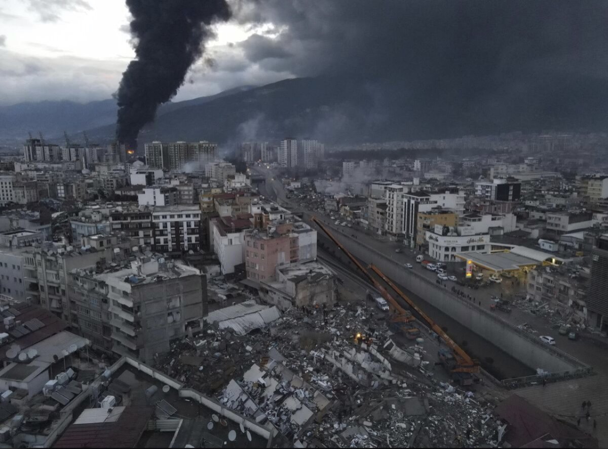 Новые толчки в Турции, СМИ сообщают о разрушениях