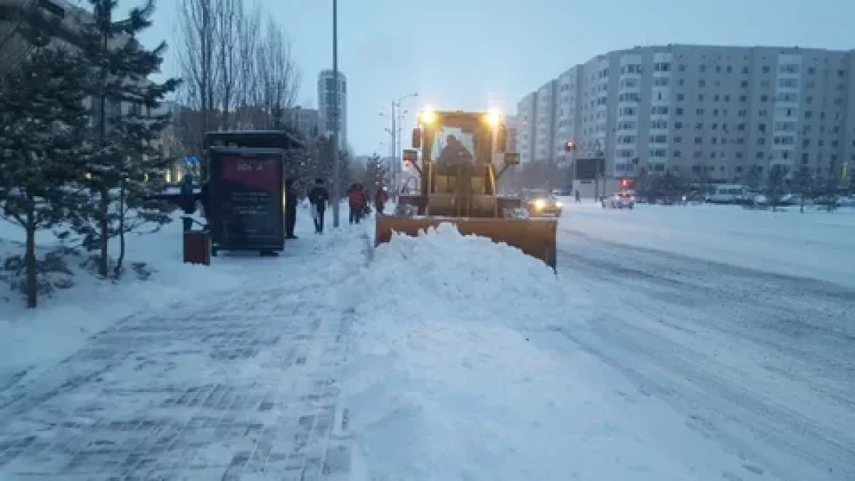 Астанада қар күреу жұмысына екі мыңнан астам жұмысшы жұмылдырылды