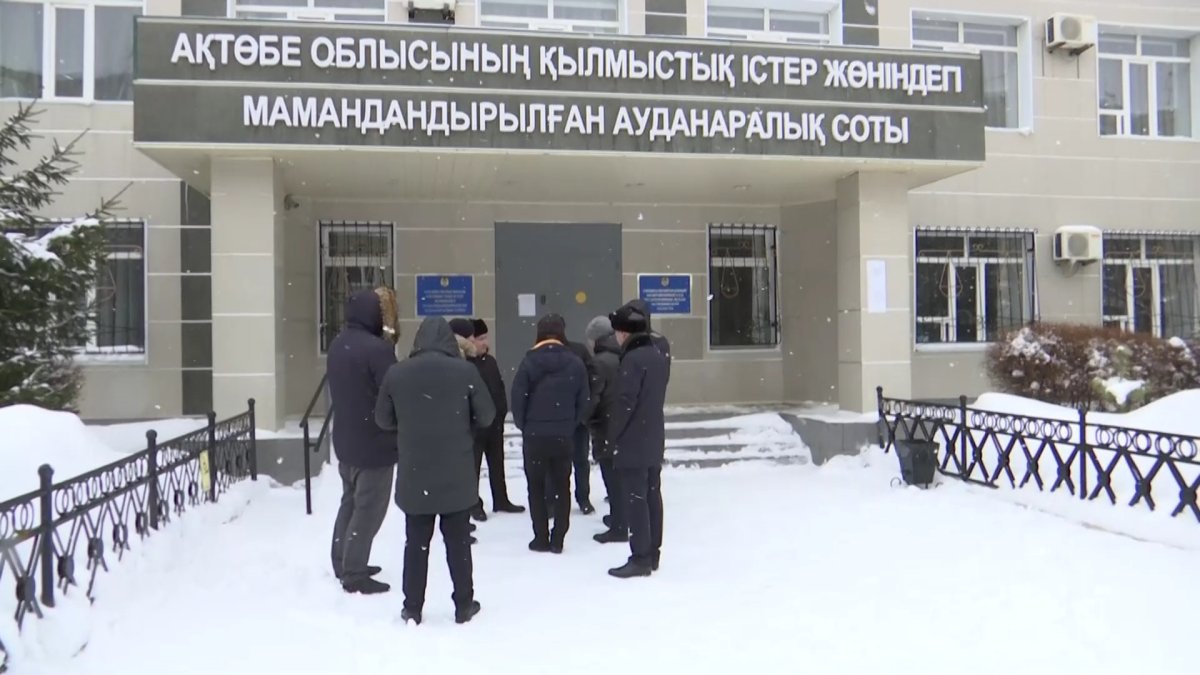 Ақтөбеде жүздеген адам атышулы қаржы пирамидасының кесірінен сатып алған көлігін пайдалана алмай отыр