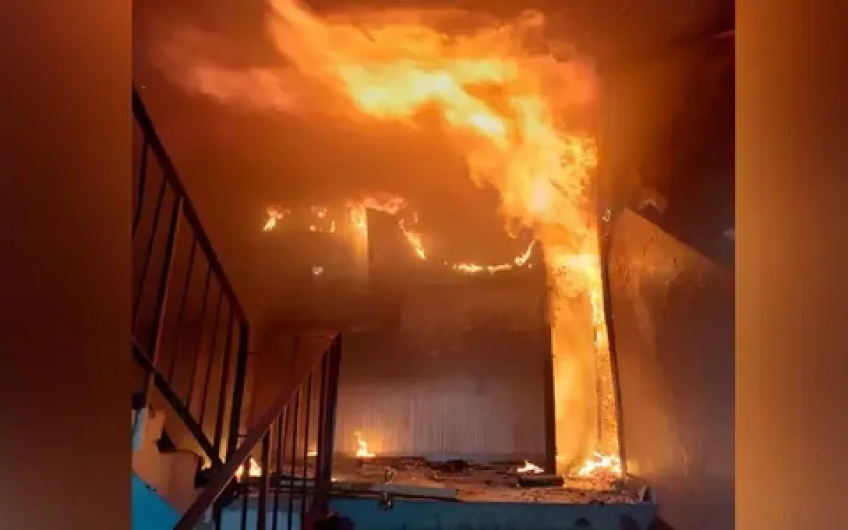 Атырау облысының полицейлері өртке оранған үйден 3 жасөспірімді аман алып шықты