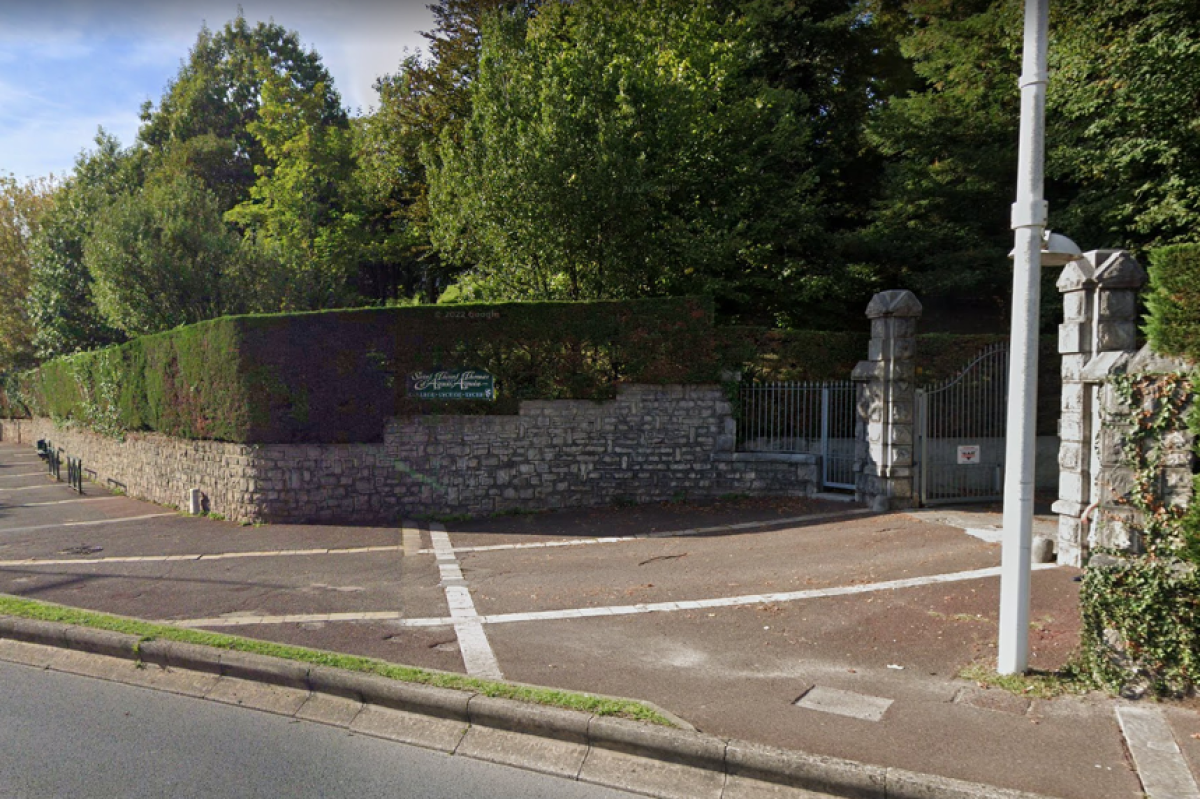 Францияда оқушы сабақ үстінде мұғалімді өлтірді