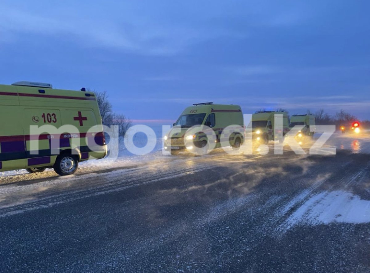 До места крушения вертолёта в ЗКО спасатели добираются на снегоходах