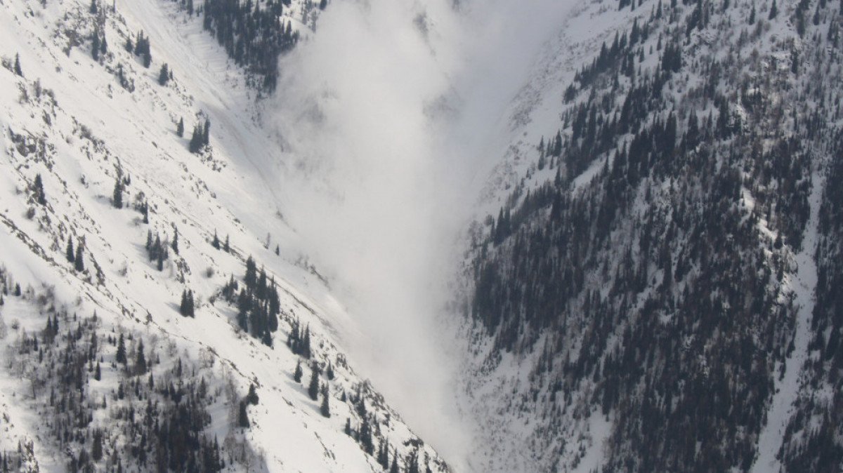 Алдағы үш күн Алматы өзендерінде су тасып, тауда қар көшкіні жүруі мүмкін