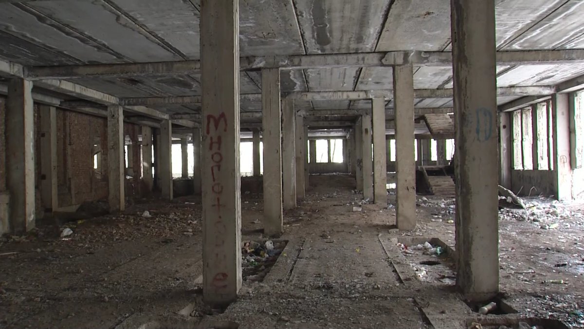 Қарғалы аулында қараусыз қалған ғимарат тұрғындарға қауіп төндіріп тұр