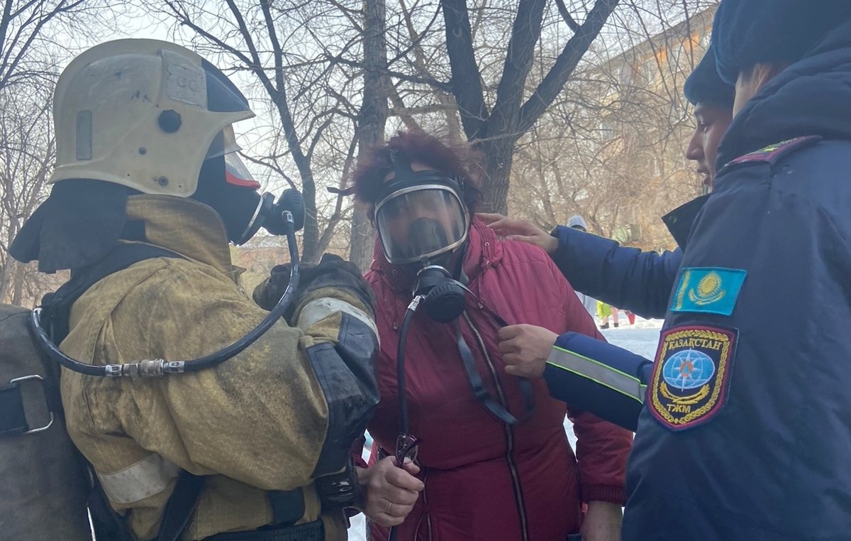 Девять жителей эвакуировали и двух спасли из огня в Усть-Каменогорске