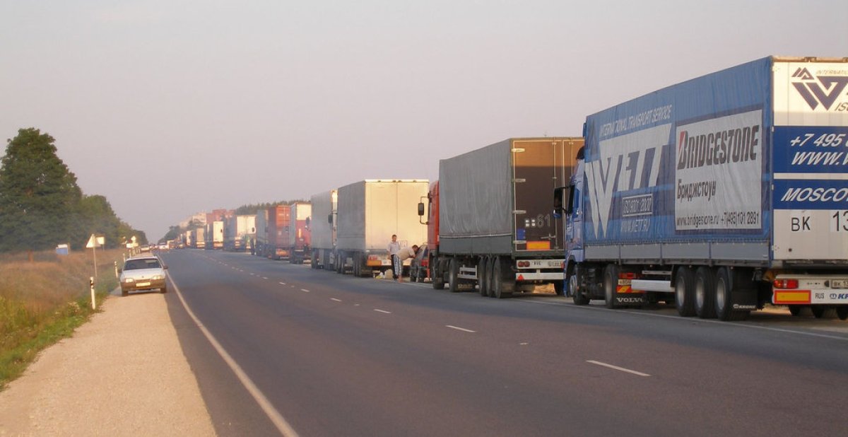 Сотни казахстанских дальнобойщиков застряли на территории Польши