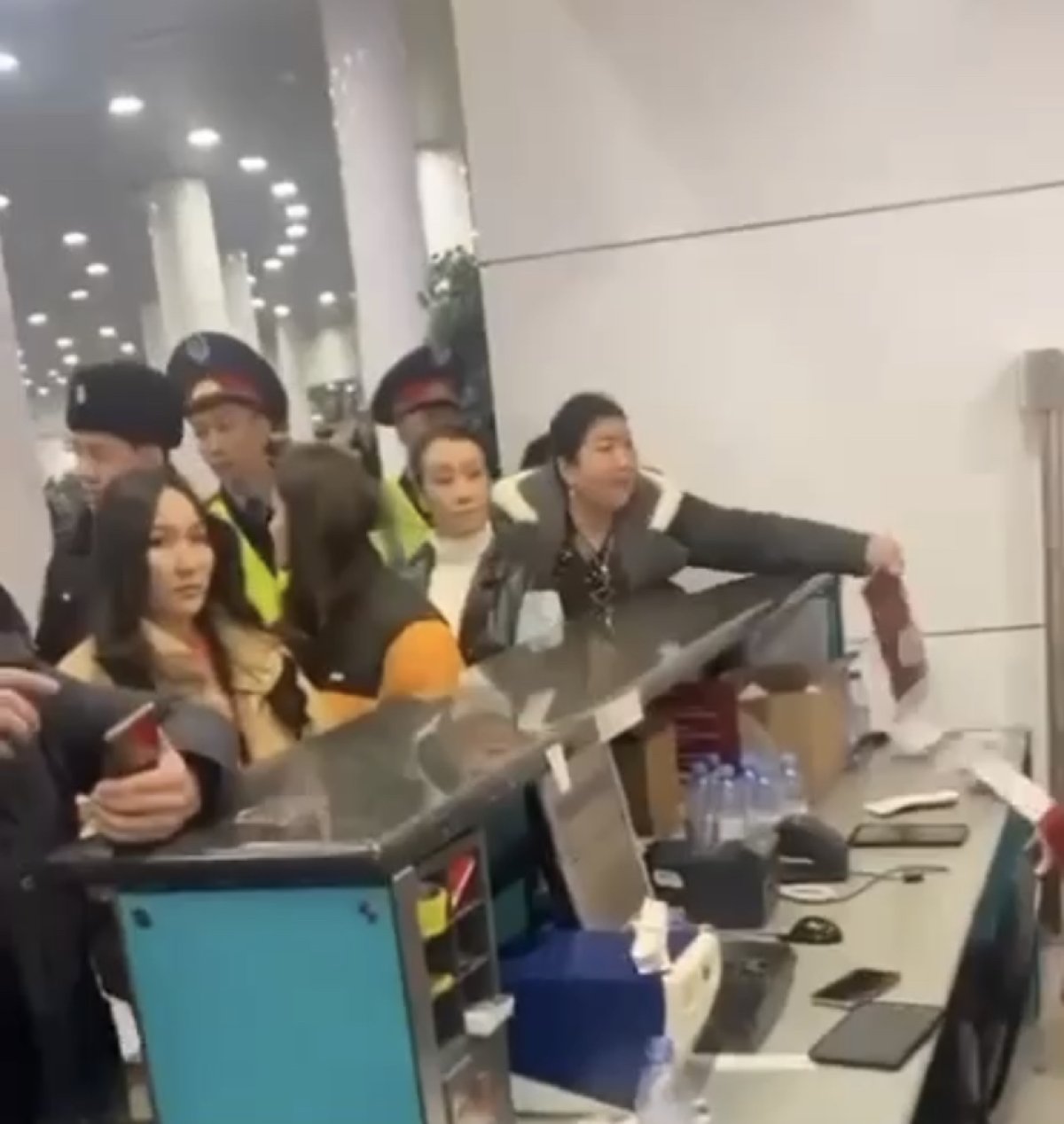 Скандал устроили пассажиры в столичном аэропорту