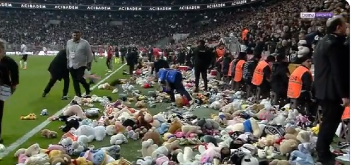 Футбольное поле закидали мягкими игрушками во время матча в Турции