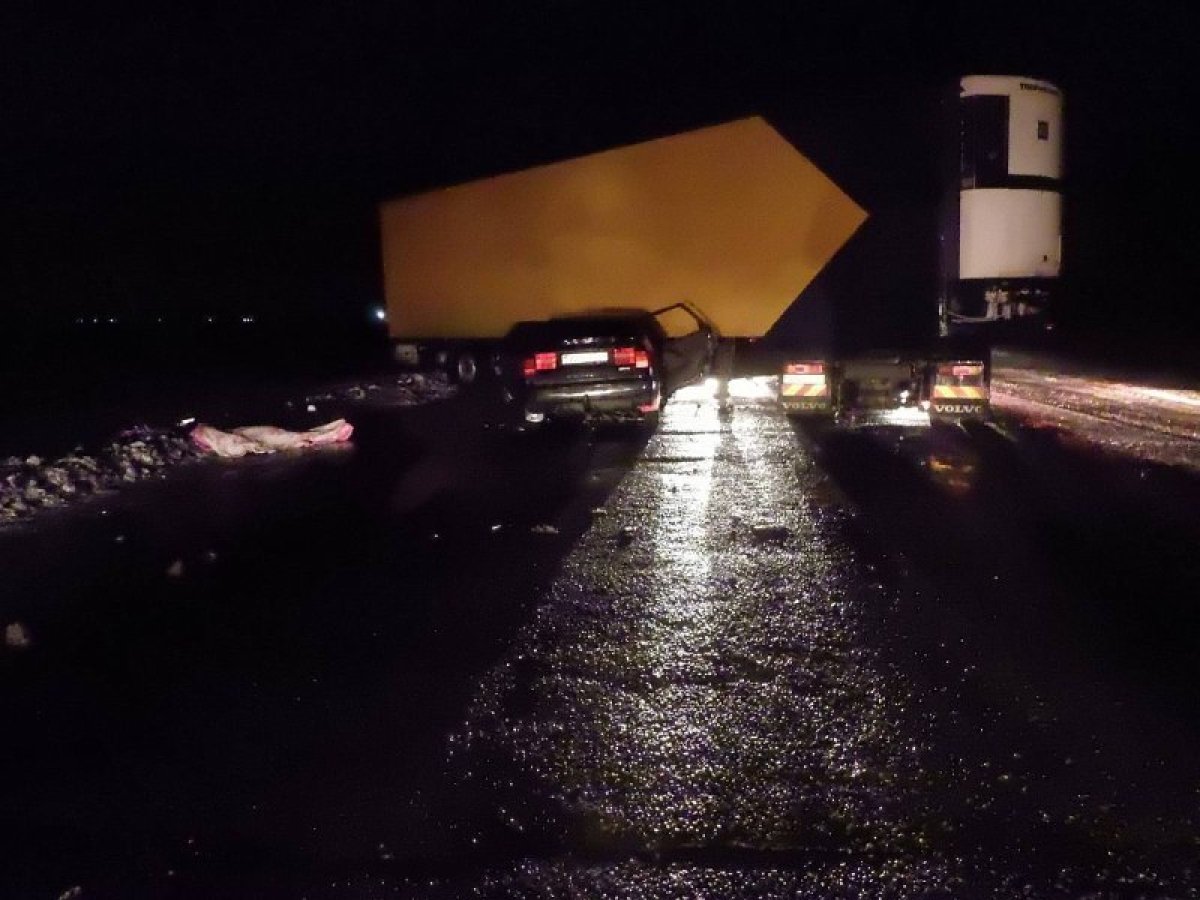 Грузовик и легковушка столкнулись на трассе в ЗКО