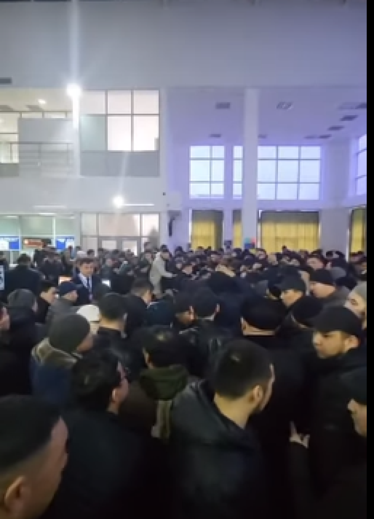 Легализация иностранных авто: огромные очереди в спецЦОН Мангистау сняли на видео