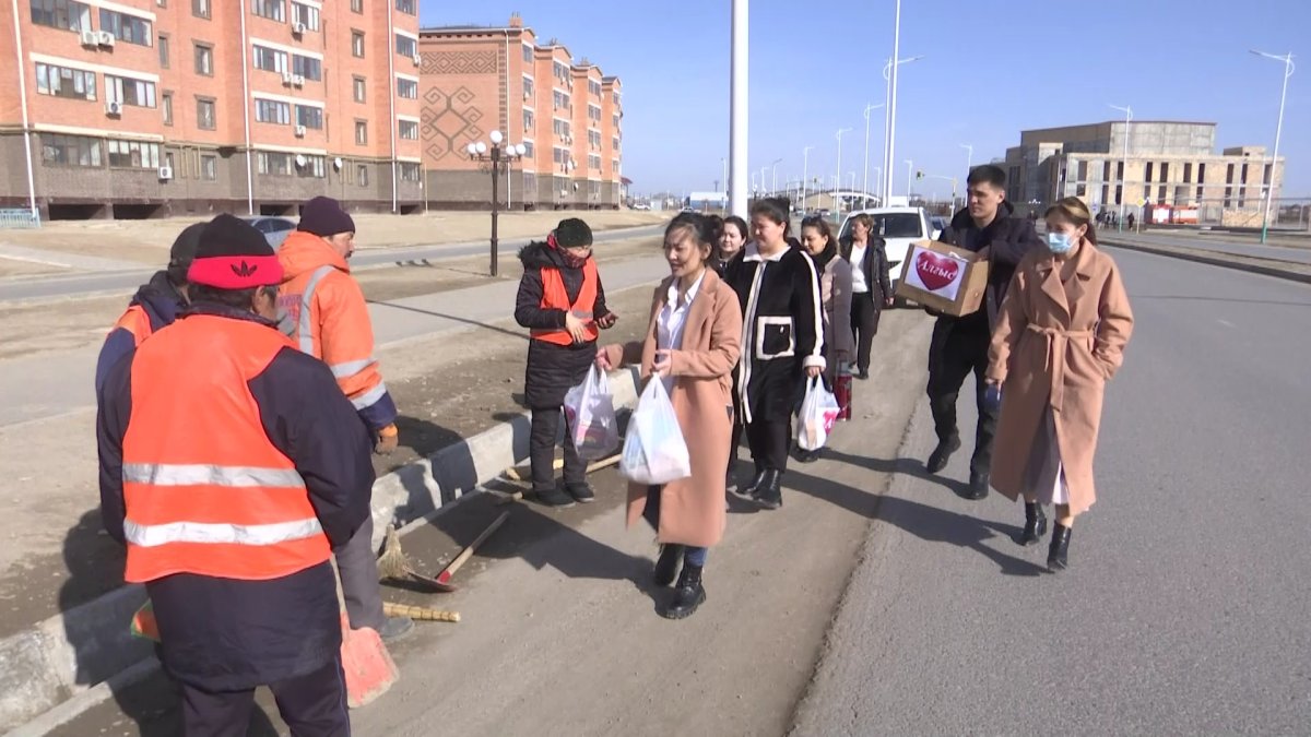 Қызылордалық жастар тазалықшыларға ілтипат көрсетті