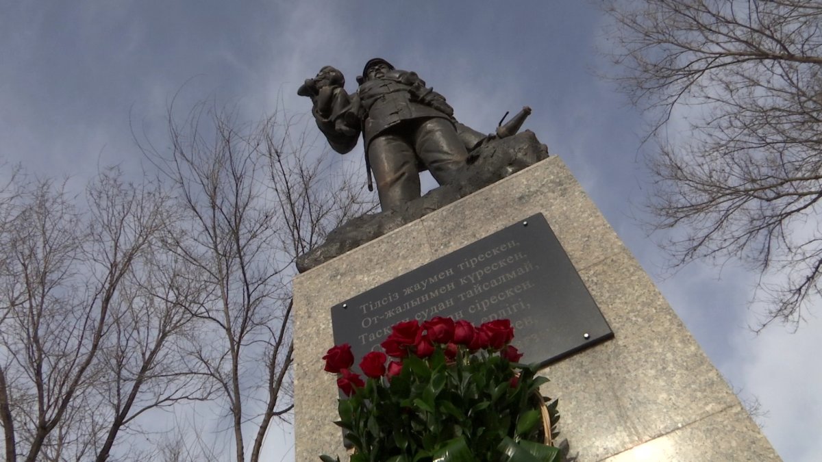 День благодарности: к мемориалу спасателей в Астане возложили цветы