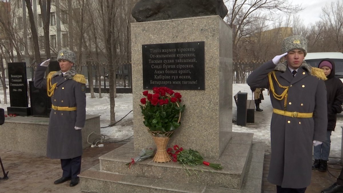 Алғыс айту күні: құтқарушылар мемориалына гүл шоқтары қойылды