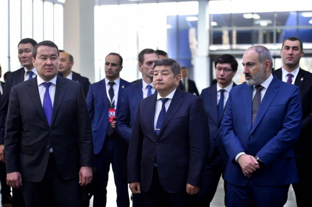 Премьер Кыргызстана возмущён тем, что "Алиса" и "Siri" не говорят на казахском и кыргызском языках