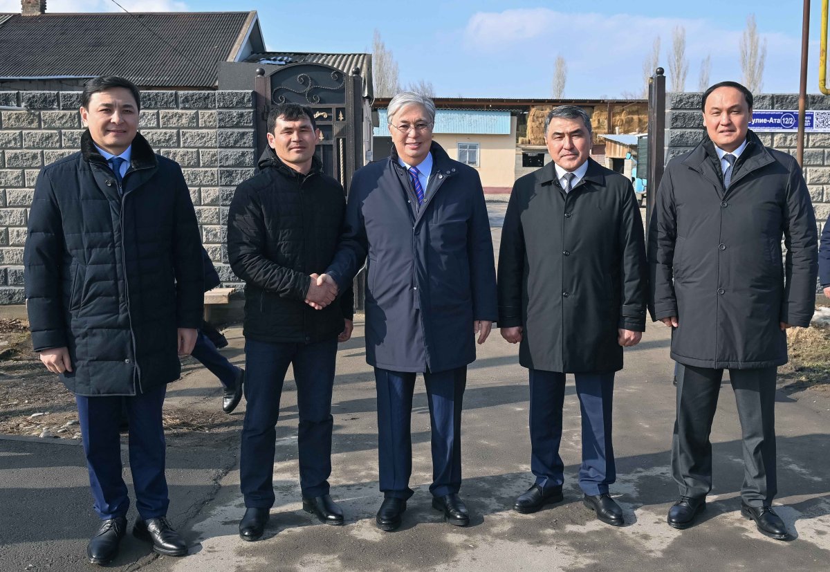 Мемлекет басшысы кәсіпкерге дәнуатқыш аппаратын сыйға тартты