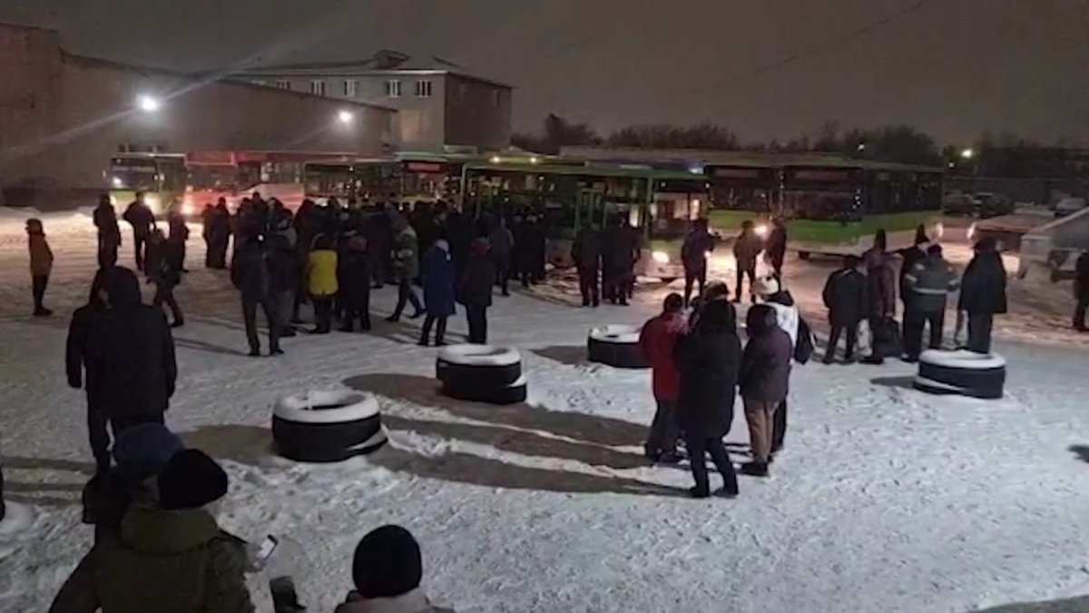 Водители перекрыли выезд из автопарков Семея с требованием повысить зарплаты