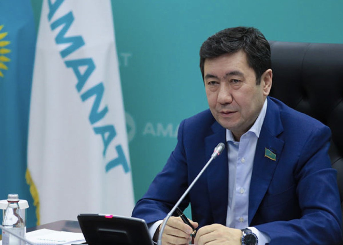 "Стали ближе к народу, вышли из уютных кабинетов", - Е.Кошанов о работе партии AMANAT