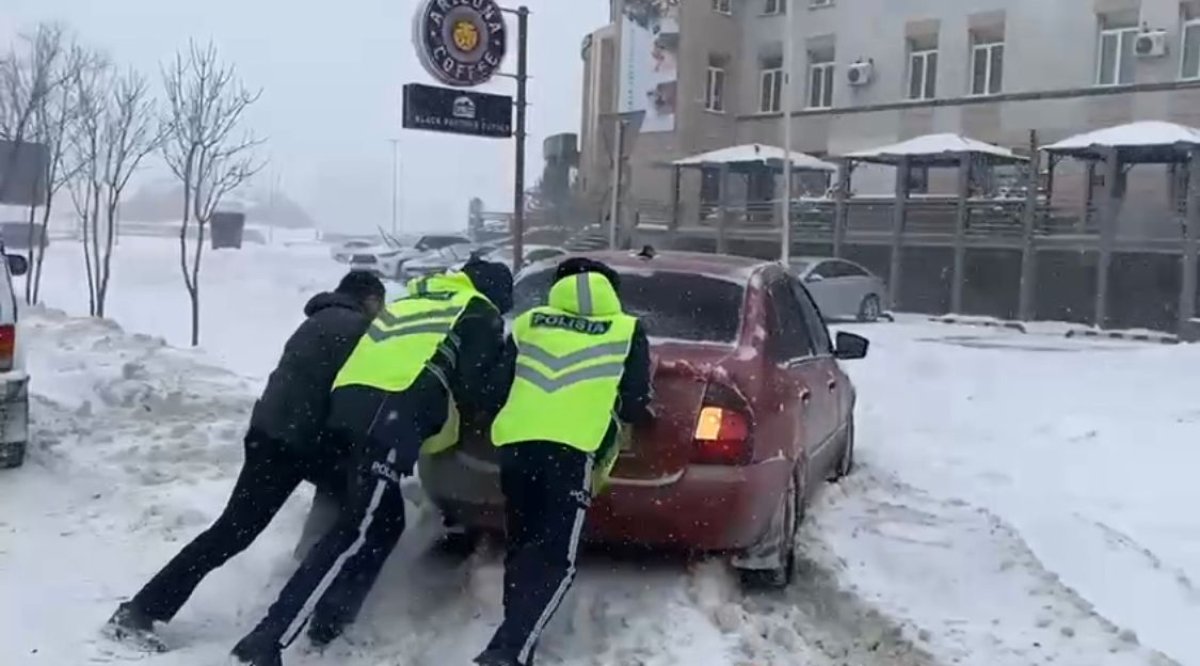 Атырау засыпает: снег шёл 12 часов беспрерывно
