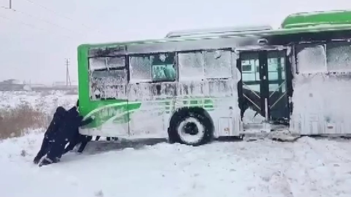 Атырау қар құрсауында қалды