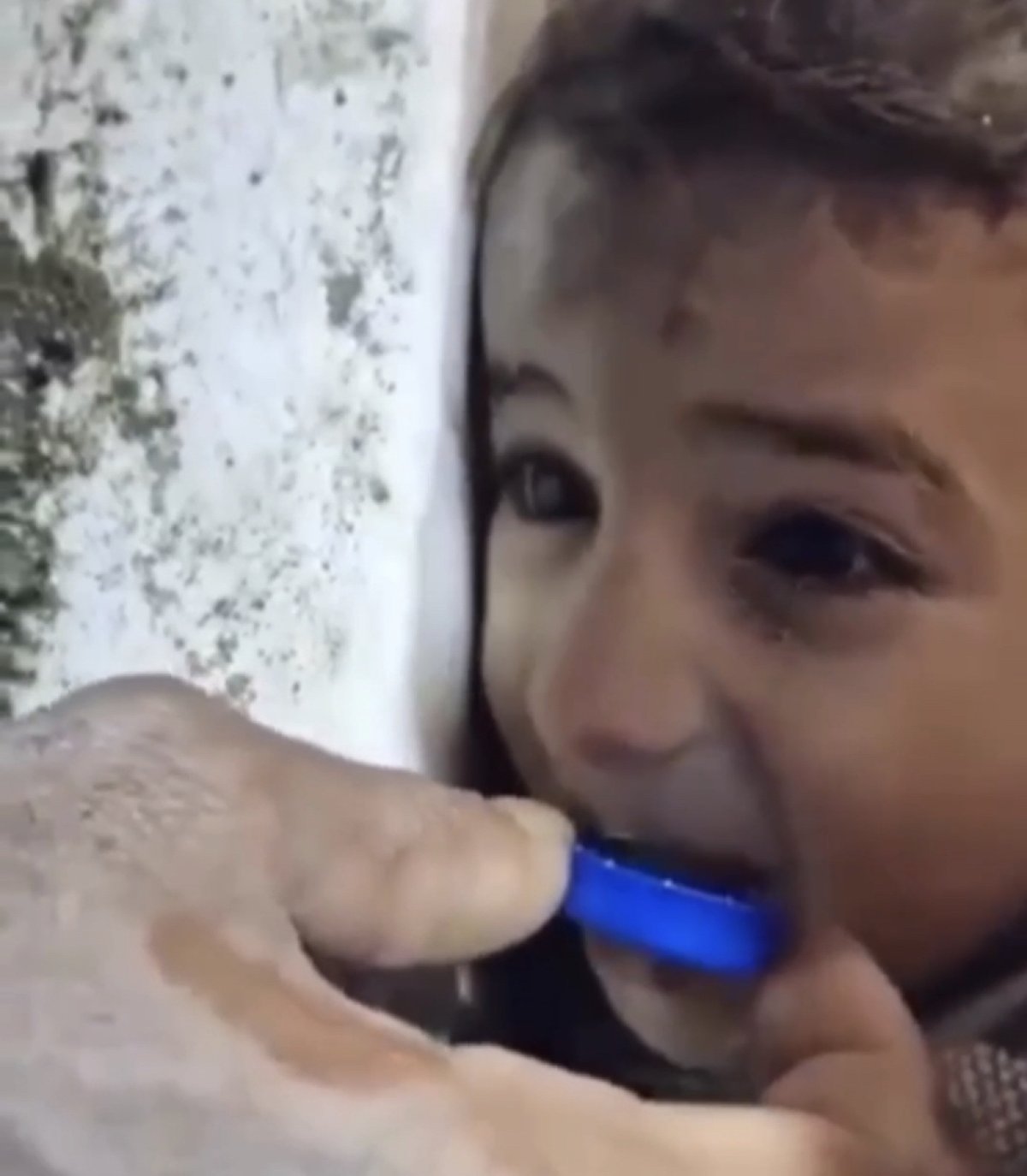 Отпаивали из крышки: спасён двухлетний мальчик из-под завалов в Хатае