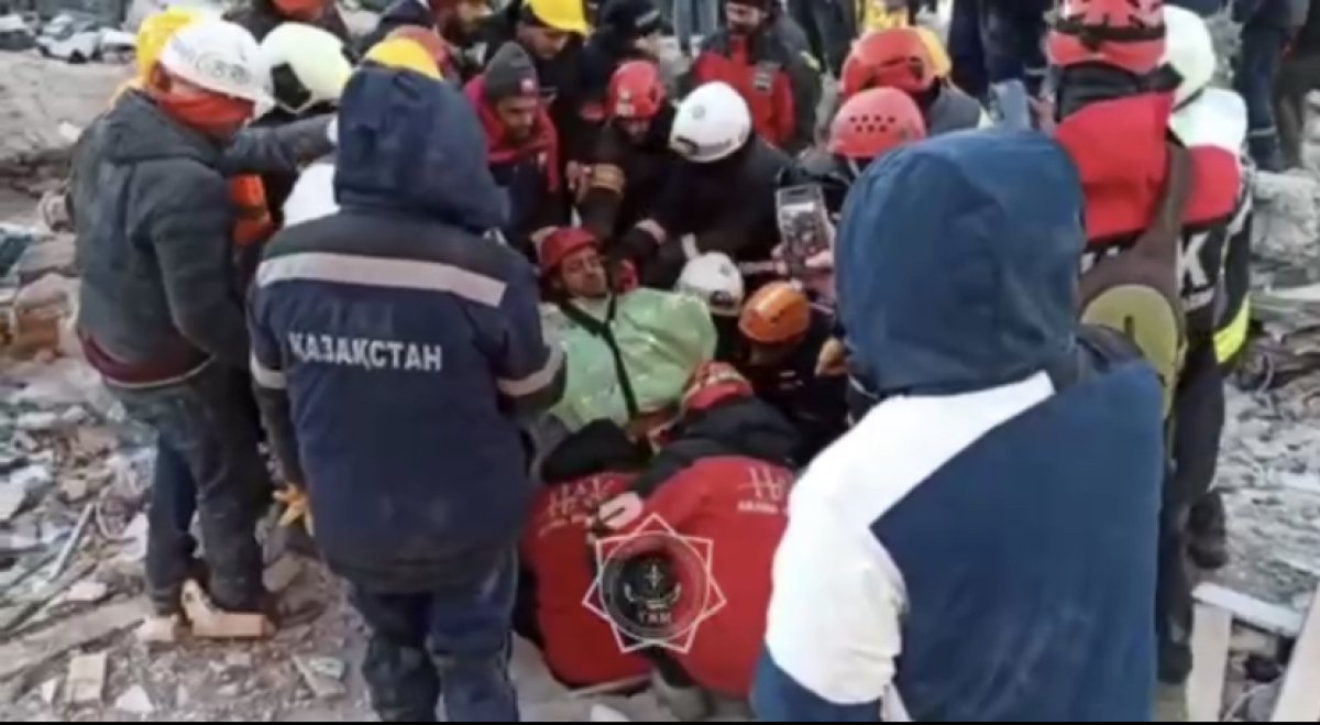 Казахстанские спасатели вытащили из-под завалов в Газиантепе трёх живых человек
