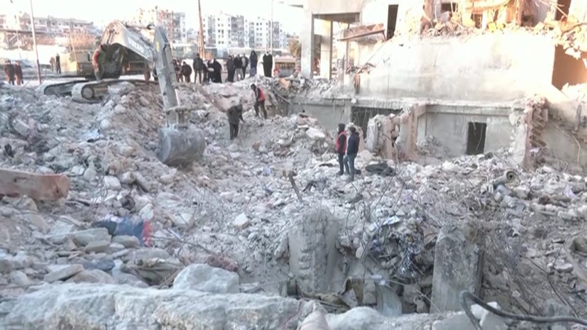 Еще двух казахстанцев не могут вытащить из-под завалов