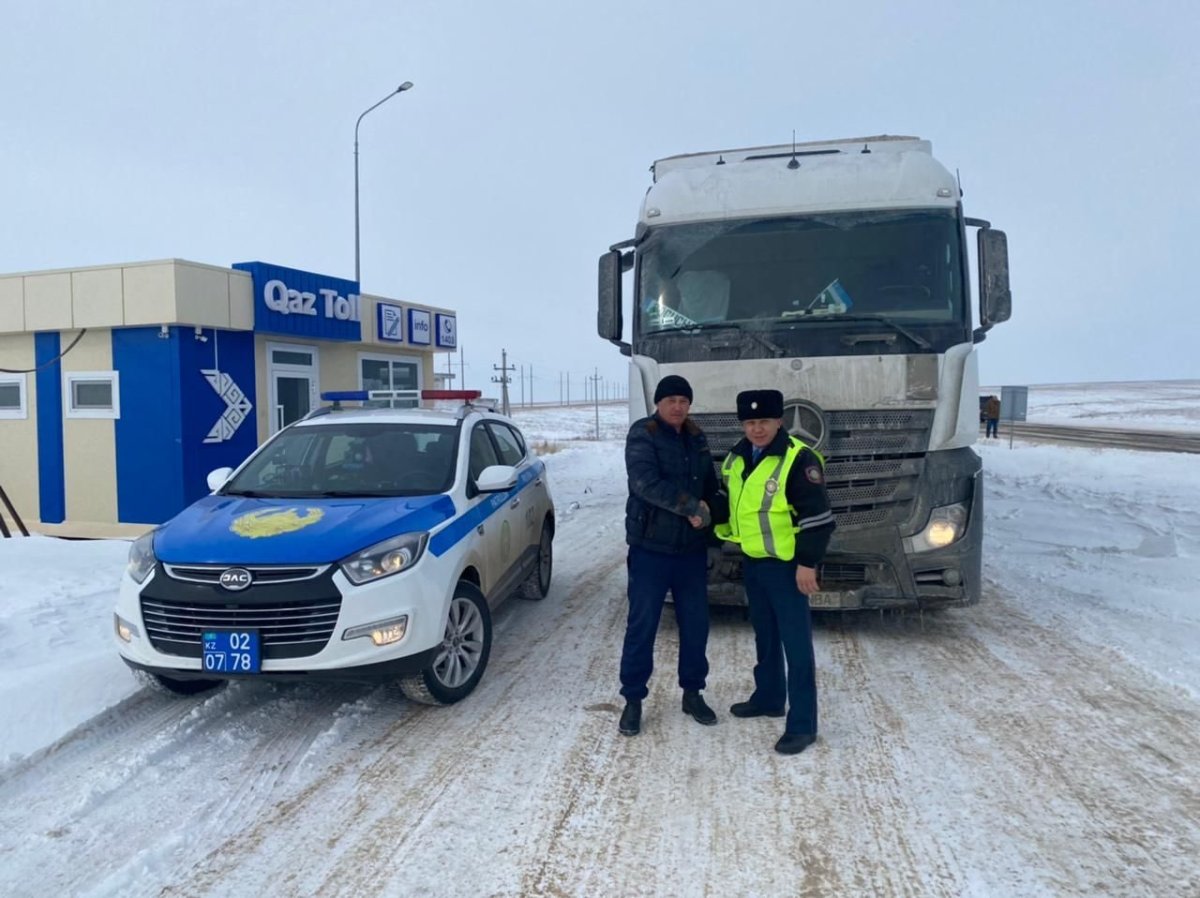 Полицейлер қиындыққа тап болған жүргізушіге көмектесті