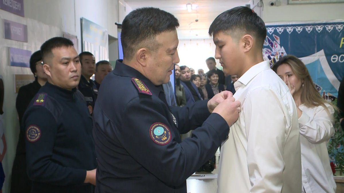 Карагандинские спасатели поблагодарили школьников за отвагу при спасении людей