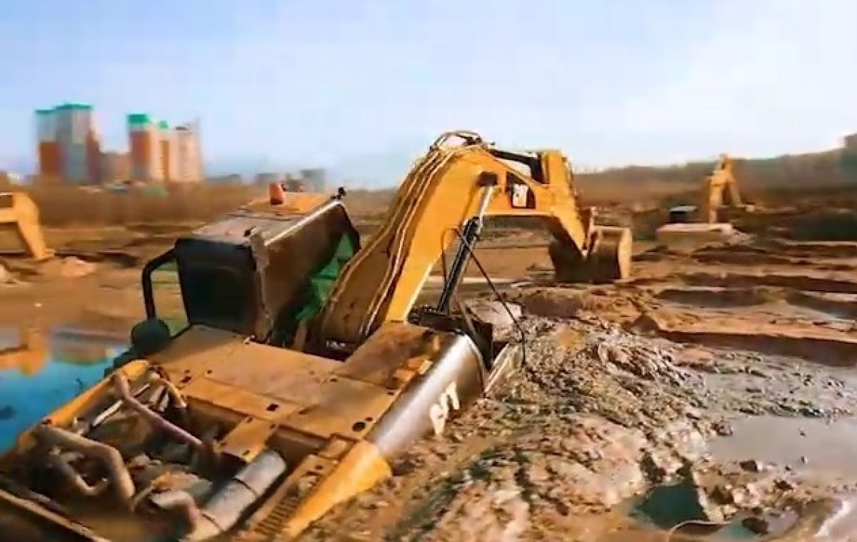 Эпичное видео затопленных экскаваторов на Сайране сняли алматинцы