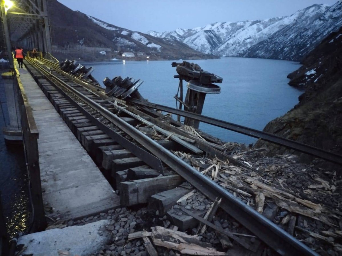 Вагоны со шлаком не могут поднять со дна Иртыша