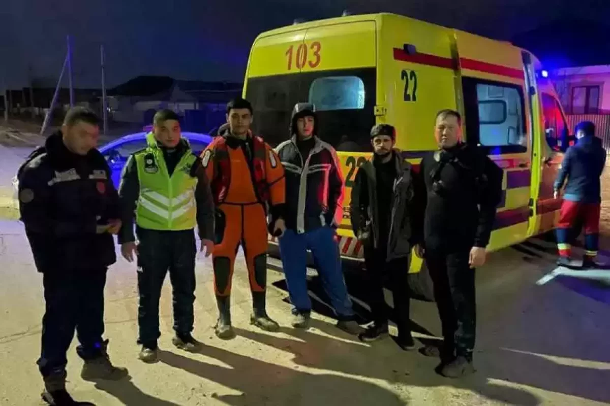 Жайық өзенінің мұзы ойылып, суға батқан ер адам құтқарылды