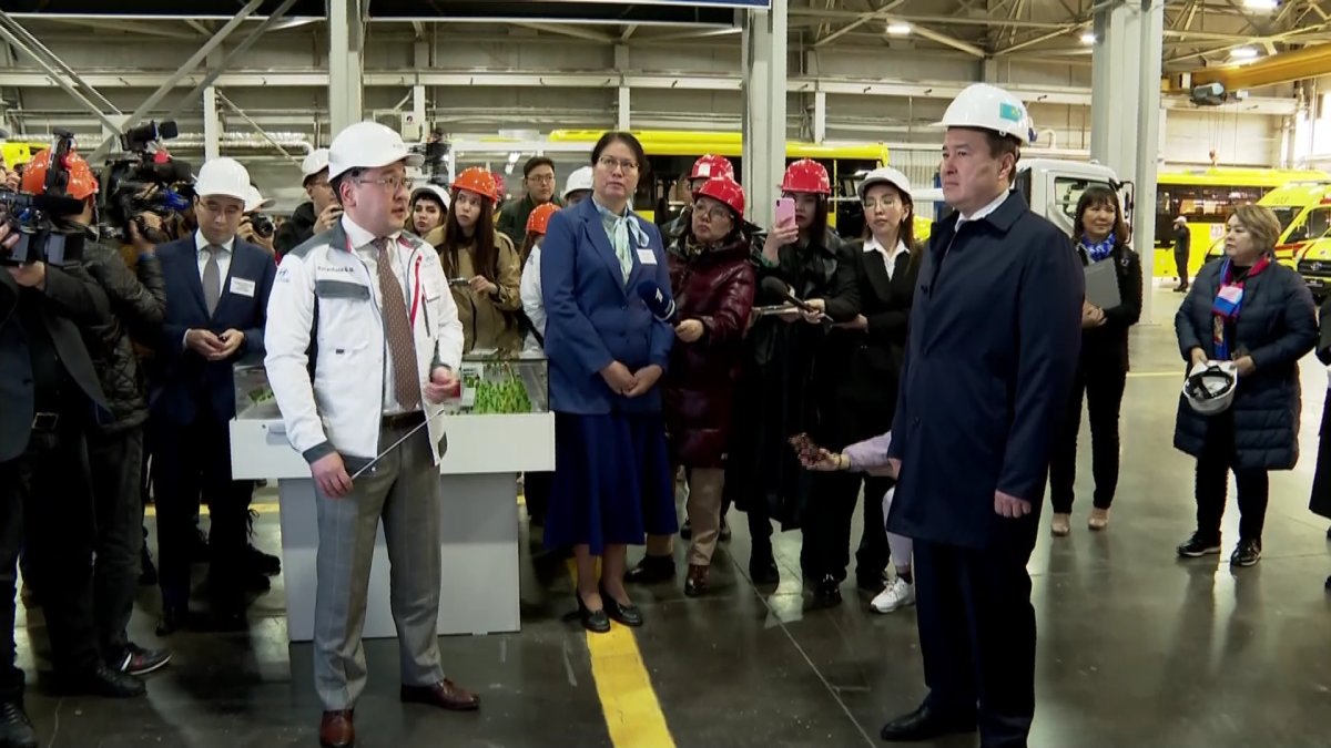 Смаилов проверил на безопасность школьные автобусы в Алматы