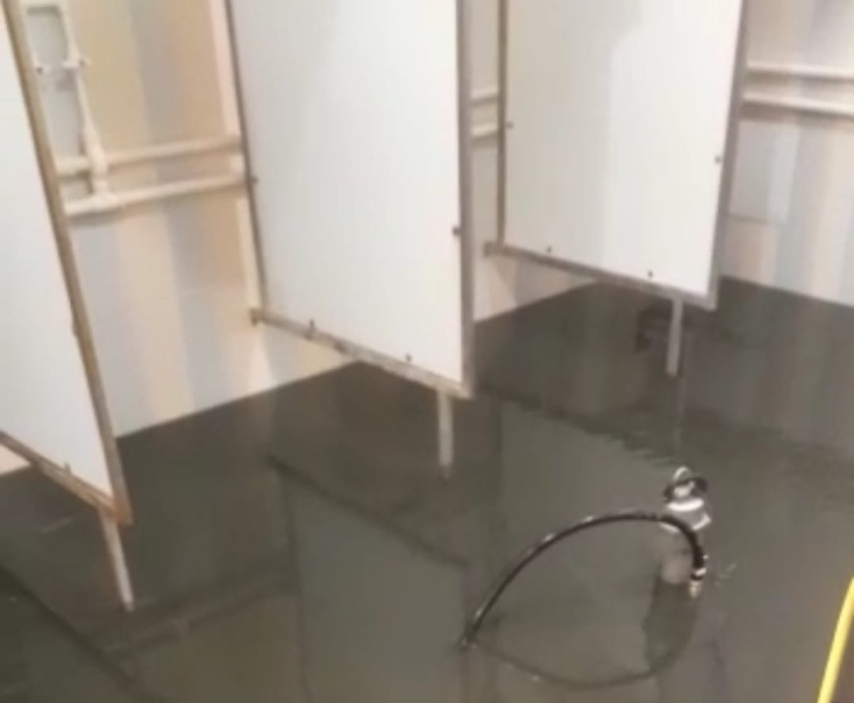 Общежитие медколледжа в Уральске затопило талыми водами