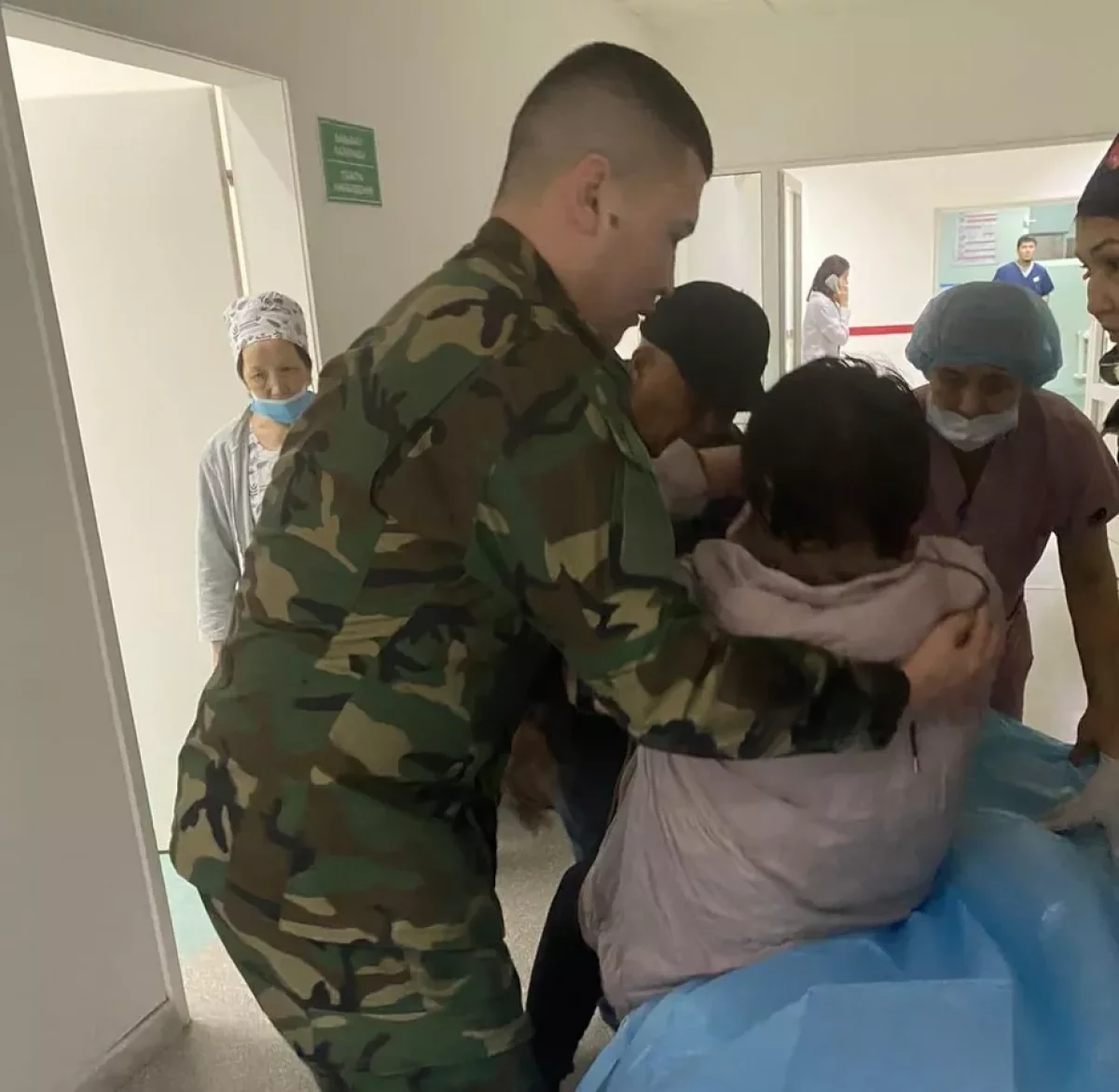 Женщина провалилась под лед в Атырау